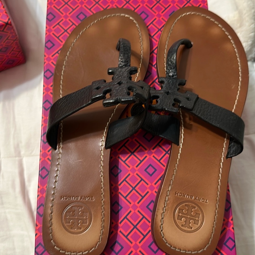 EUC TORY BURCH black sandals,Moore flat thong Elba Tumble Leather